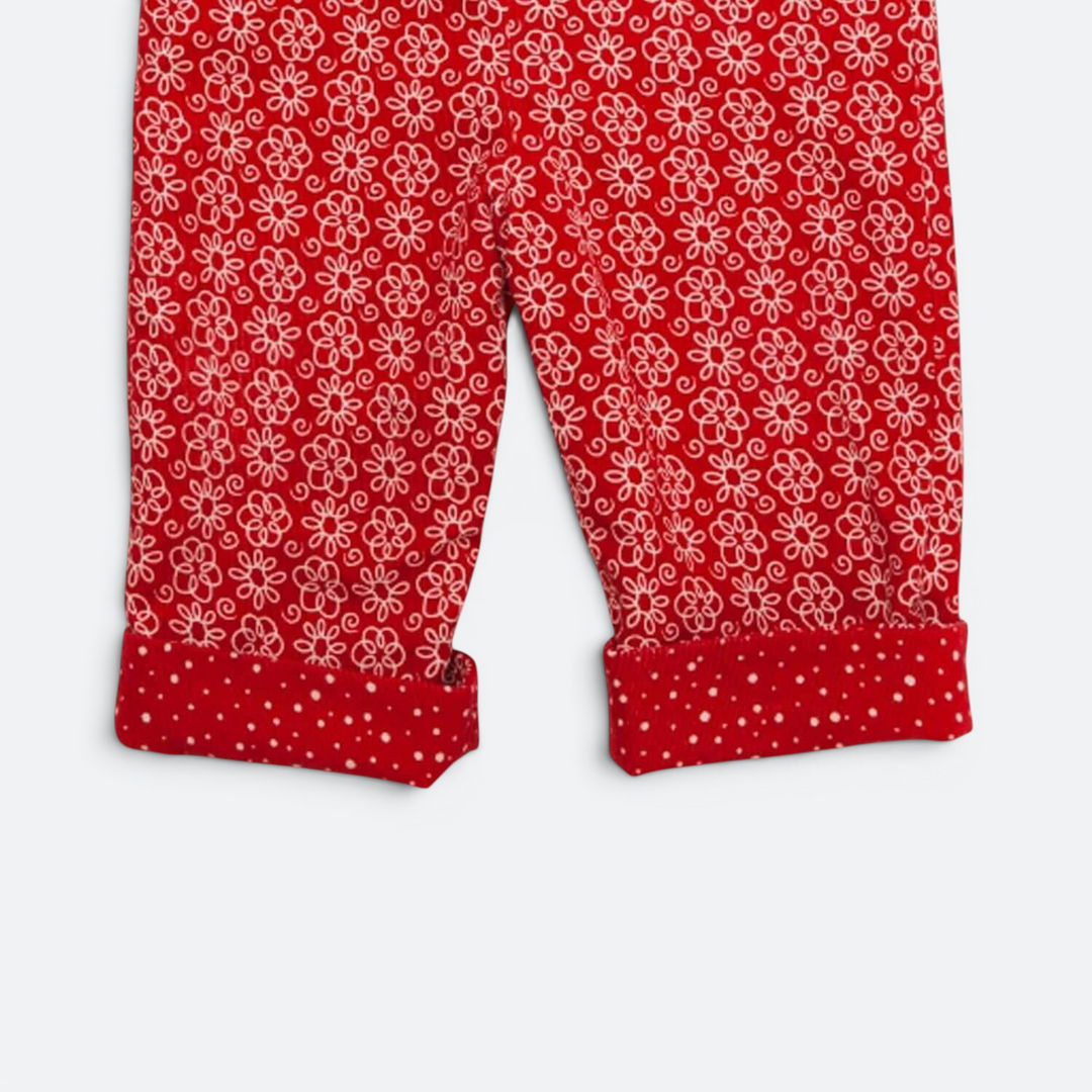 Patternforkids Baby-Latzhose LILLI BO mit rotem Blumenmuster und gepunktetem Umschlag aus weichem Baumwollstoff
