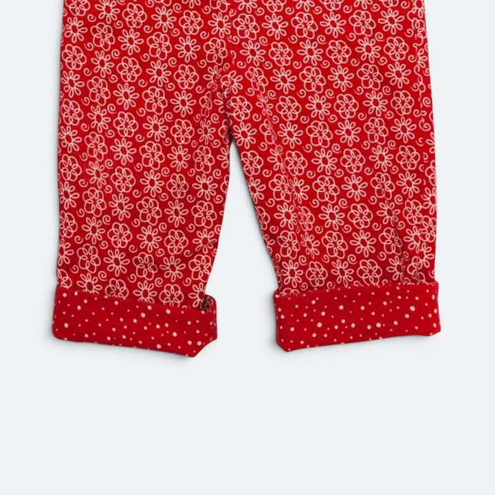 Patternforkids Baby-Latzhose LILLI BO mit rotem Blumenmuster und gepunktetem Umschlag aus weichem Baumwollstoff