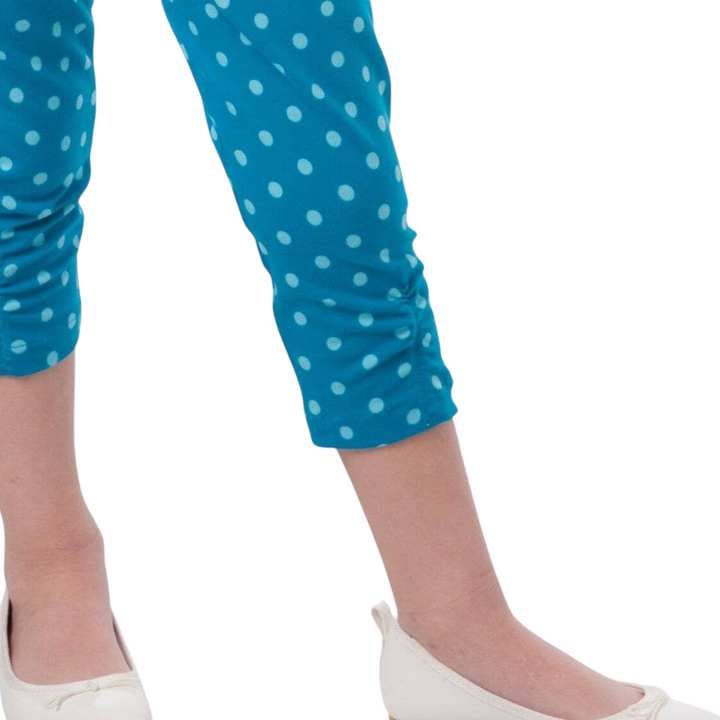 Patternforkids Baby Leggings BIBI aus blauem Jersey mit hellblauen Punkten, getragen mit weißen Ballerinas