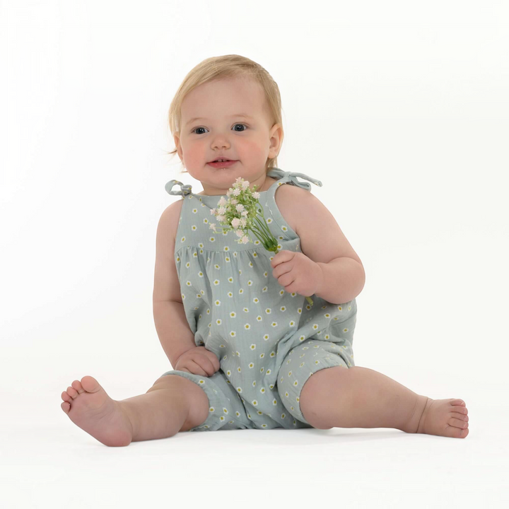 Patternforkids Baby Mädchen Jumpsuit NELE aus hellblauem Musselin mit Gänseblümchen-Muster und Schleifenträgern