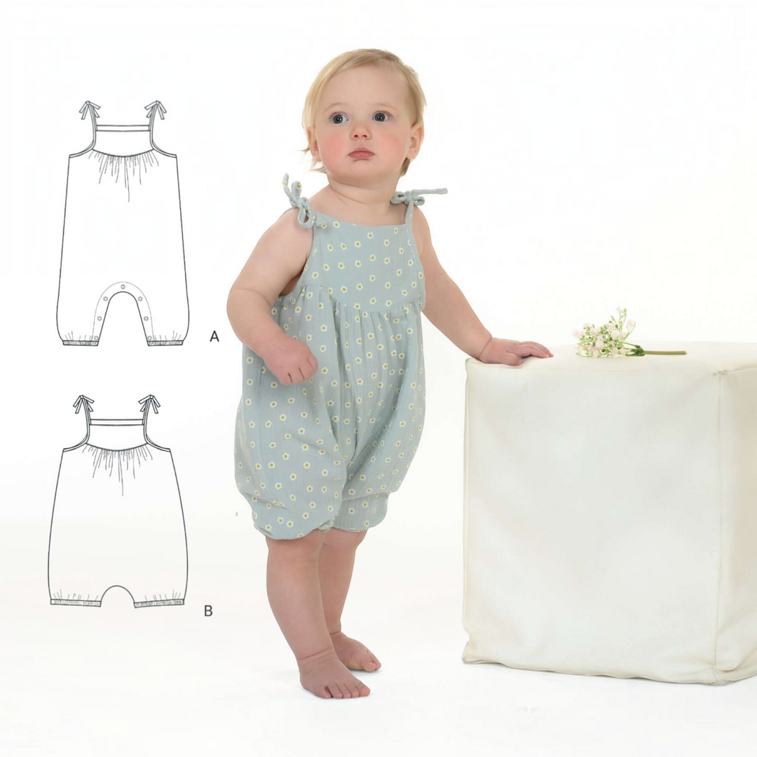 Patternforkids Baby Mädchen Jumpsuit Nele aus hellblauem Stoff mit Gänseblümchen-Muster und Schleifenträgern