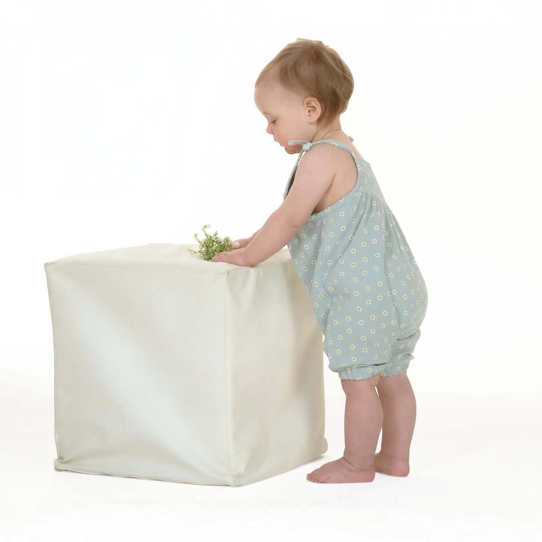 Patternforkids Baby Mädchen Kurzoverall Nele aus hellblauem Musselin mit Gänseblümchen-Muster und Schleifenträgern