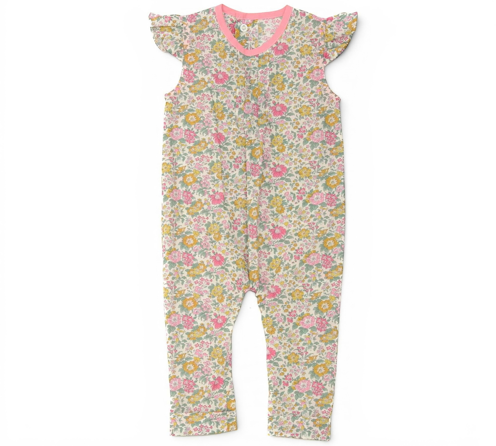 Patternforkids Baby Overall MIA mit Blumenmuster, Rüschenärmeln und rosa Einfassung, flach auf weißem Hintergrund
