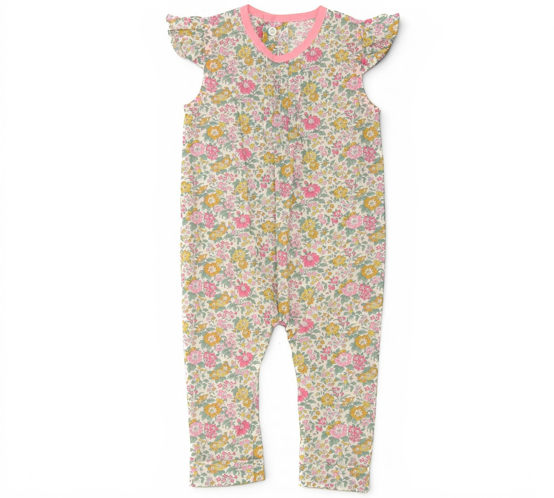 Patternforkids Baby Overall MIA mit Blumenmuster, Rüschenärmeln und rosa Einfassung, flach auf weißem Hintergrund