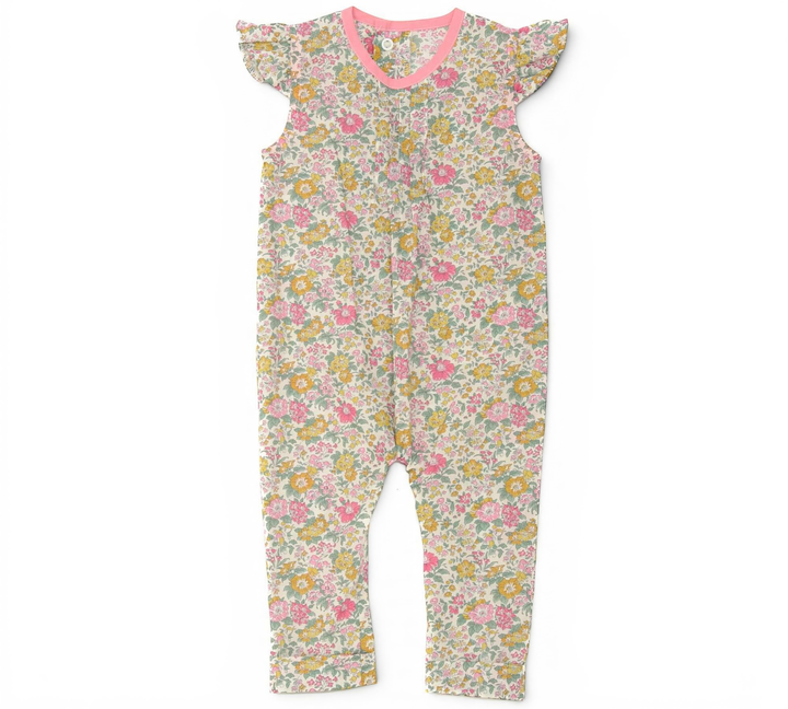 Patternforkids Baby Overall MIA mit Blumenmuster, Rüschenärmeln und rosa Einfassung, flach auf weißem Hintergrund