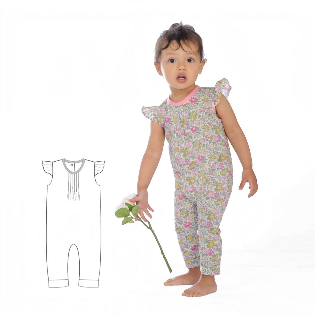 Patternforkids Baby Overall MIA mit Blumenmuster, Rüschenärmeln und technischer Zeichnung auf weißem Hintergrund