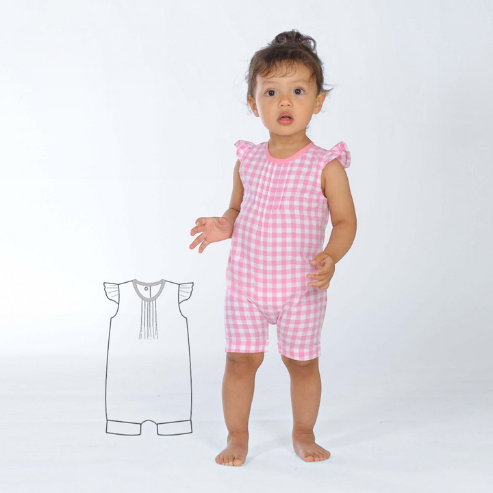 Kleinkind trägt einen rosa-weiß karierten Patternforkids Baby-Overall mit Rüschenärmeln und Falten am Ausschnitt.