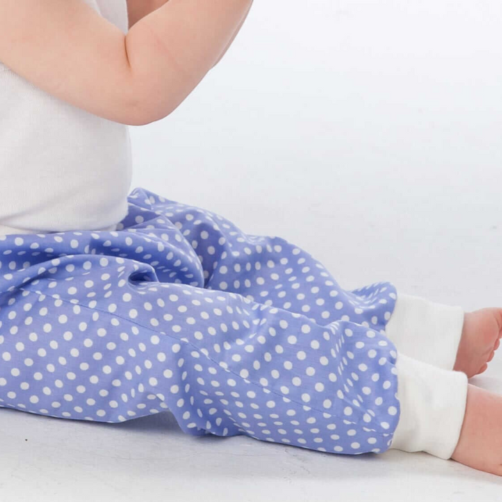 Patternforkids Baby-Pumphose BREK aus blauem Jersey mit weißen Punkten und bequemen weißen Bündchen
