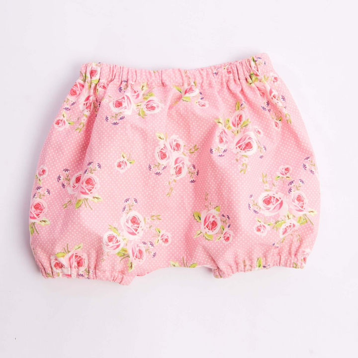 Patternforkids Baby Pumphose STELLA aus rosa Stoff mit Blumenmuster und Punkten, bequeme Bloomers mit Gummizug