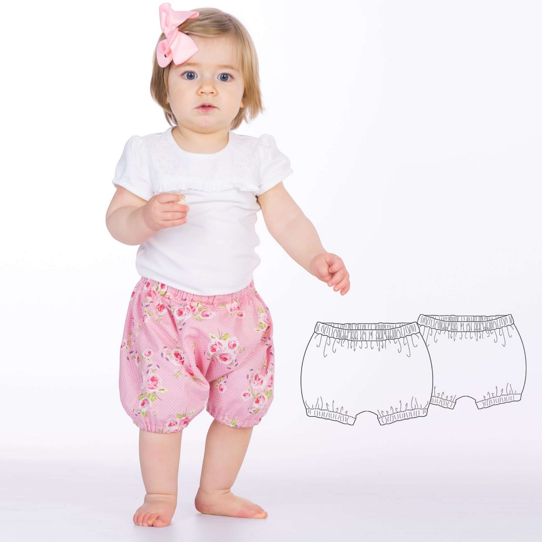 Patternforkids Baby Pumphose STELLA aus rosa Blumenstoff mit elastischen Beinabschlüssen an einem Kleinkind