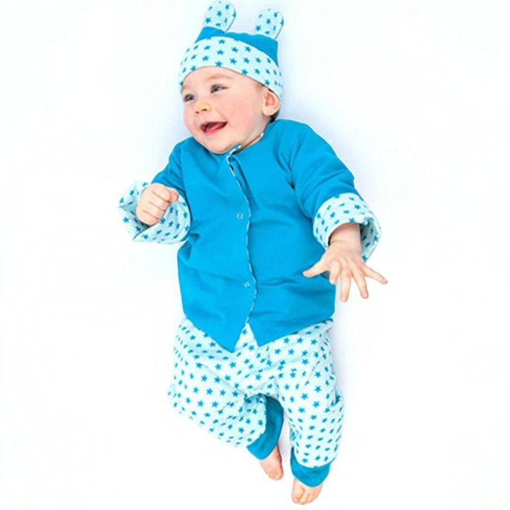 Patternforkids Baby-Set mit Overall, Jacke und Mütze in Blau mit Sternenmuster, getragen von einem lachenden Baby