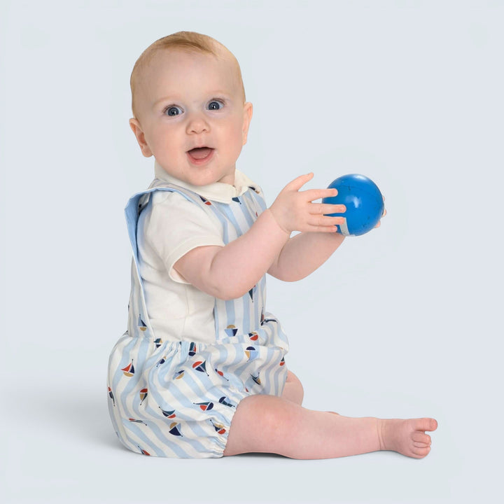 Patternforkids Baby Strampler MARCO als Bloomer mit blau-weißem Streifenmuster und Segelboot-Motiven