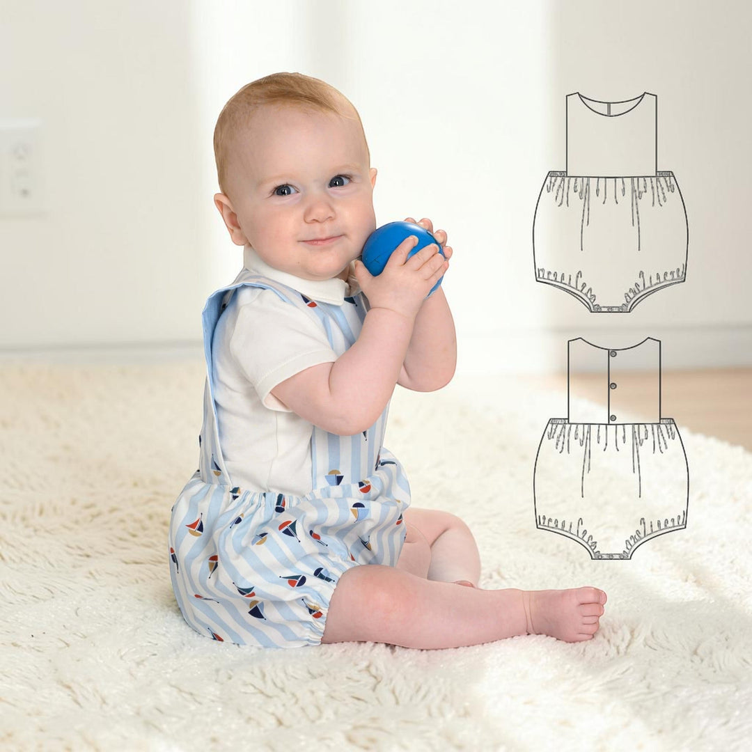 Patternforkids Baby Strampler MARCO als gestreifter Bloomer mit Segelboot-Muster, getragen von einem Baby auf einem Teppich