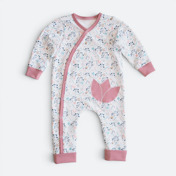 Patternforkids Baby Strampler LISA mit Blumenmuster, langen Ärmeln, Druckknopfleiste und rosa Bündchen aus Jersey
