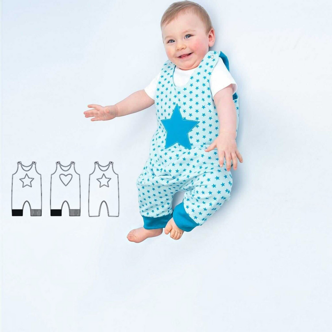 Patternforkids Baby Strampler ALBERTO Schnittmuster mit Sternenmuster und Bündchen an einem lächelnden Baby