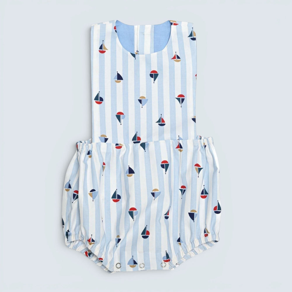 Patternforkids Baby Strampler MARCO mit blau-weißem Streifenmuster und kleinen Segelbooten aus Baumwolle
