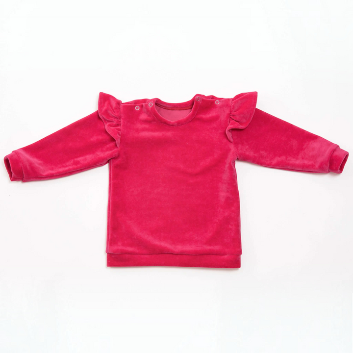 Patternforkids Baby Sweatshirt SOPHIE aus pinkem Velours mit Rüschen an den Schultern und praktischem Schulterverschluss