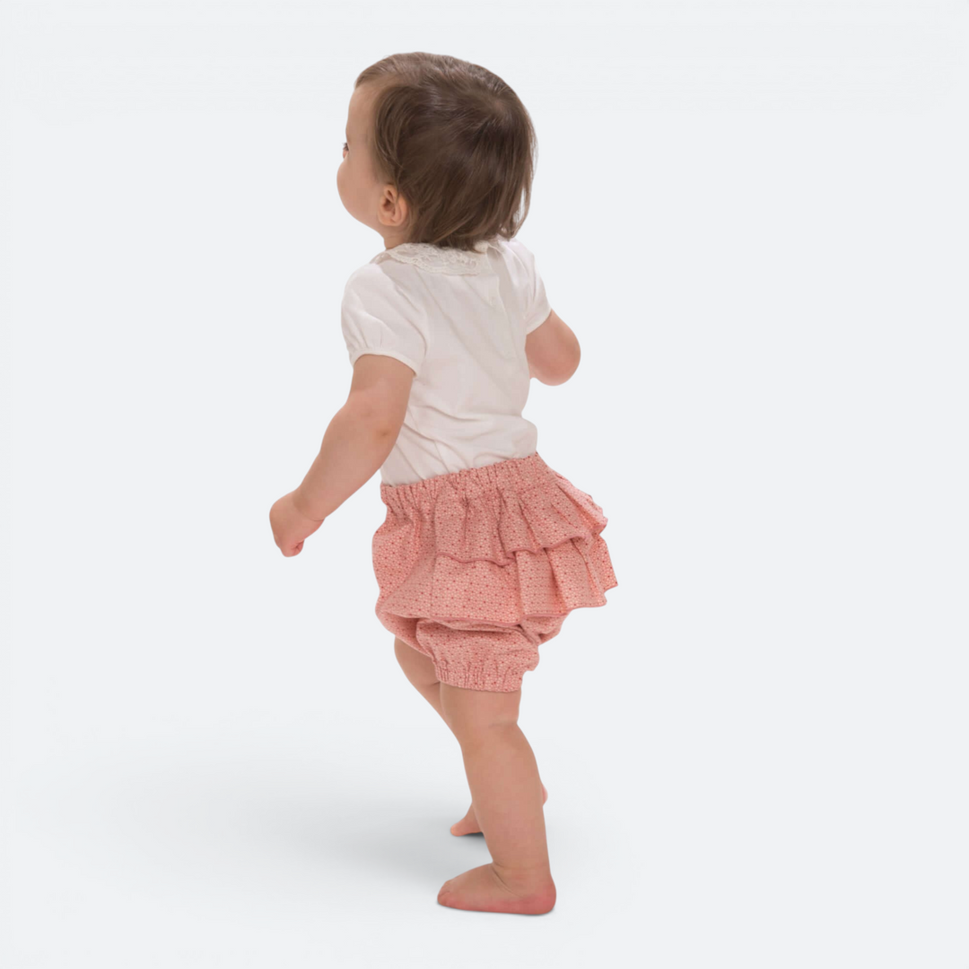 Patternforkids Baby-Twinset mit weißem Oberteil und rosa Pumphose mit Rüschen, von hinten fotografiert