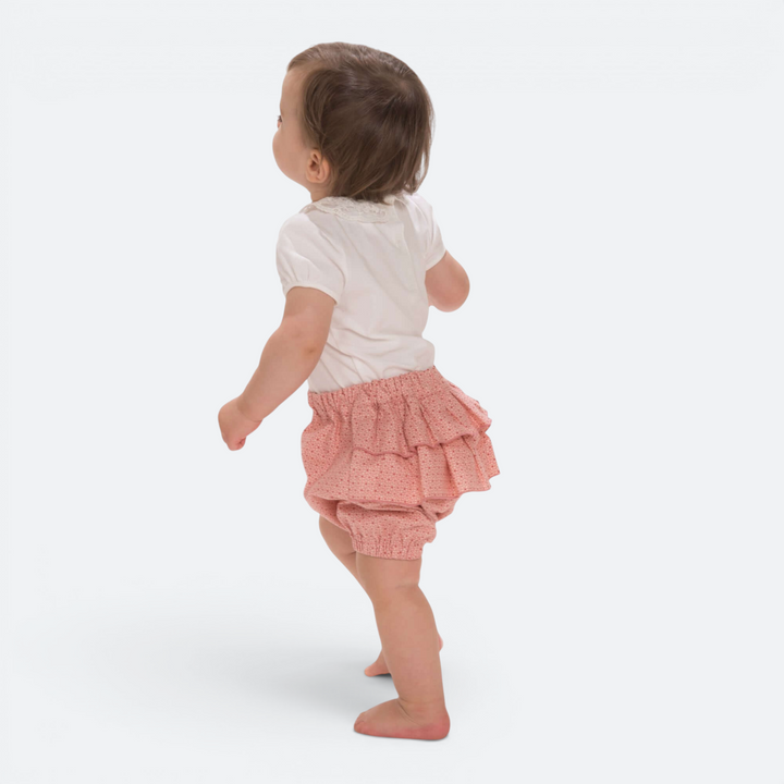 Patternforkids Baby-Twinset mit weißem Oberteil und rosa Pumphose mit Rüschen, von hinten fotografiert