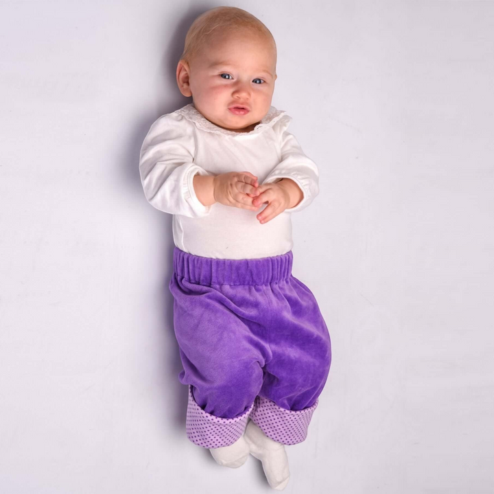 Patternforkids Baby Wendehose FIORETTO in Lila aus weichem Stoff mit elastischem Bund und gepunkteten Beinbündchen