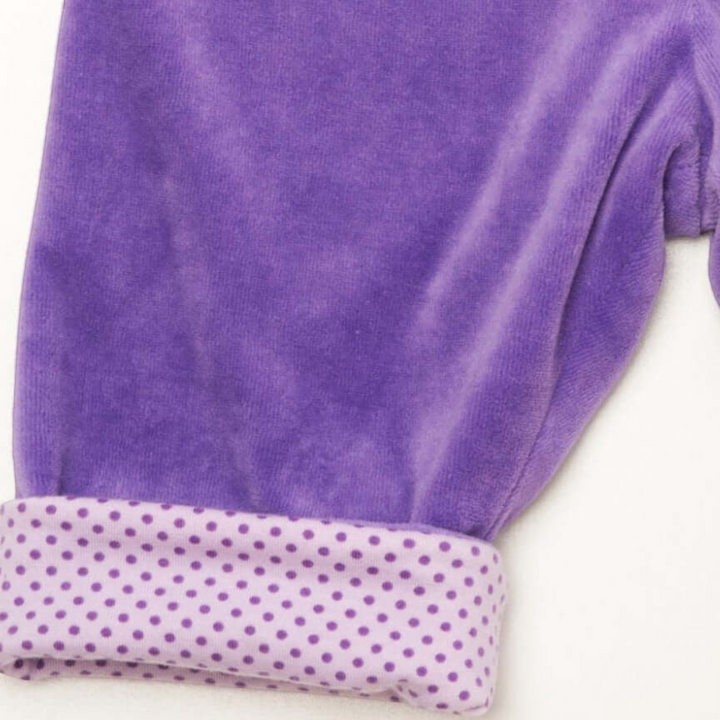 Patternforkids FIORETTO Baby Wendehose aus lila Velours mit gepunktetem Umschlagbündchen