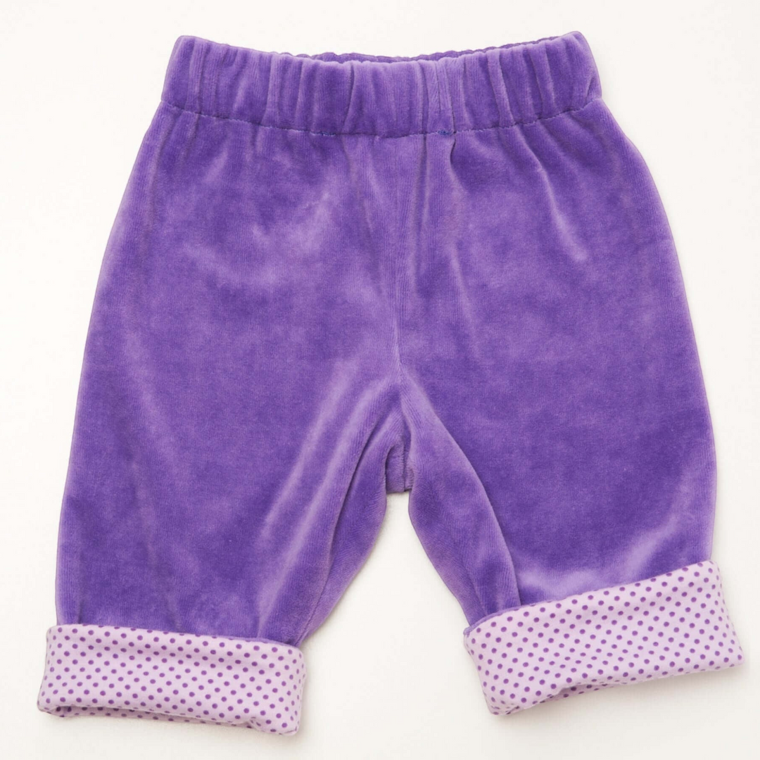 Patternforkids Baby Wendehose FIORETTO aus lila Velours mit gepunkteten Umschlagbündchen als bequeme Hose für Babys