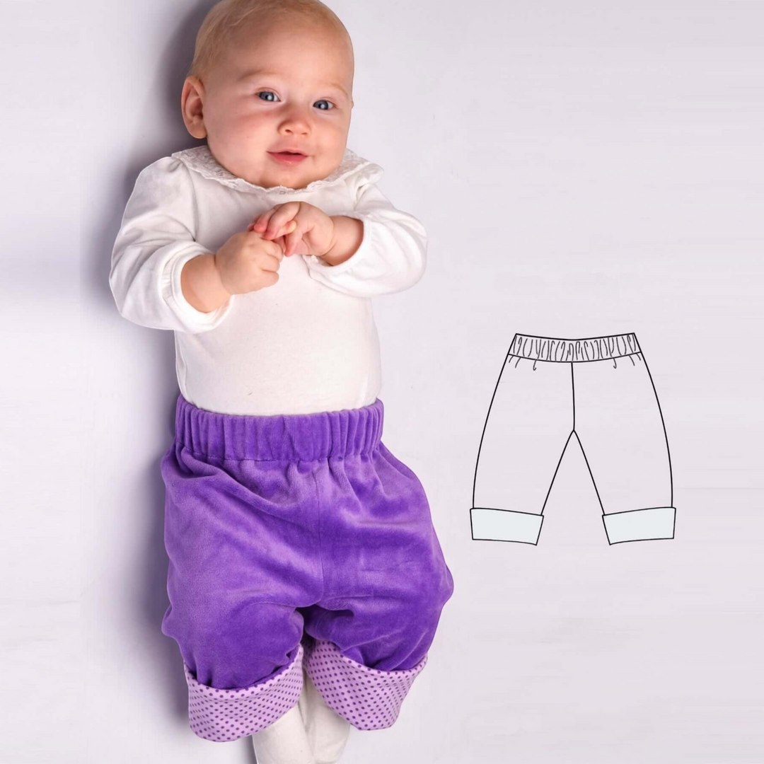 Patternforkids Baby Wendehose FIORETTO Schnittmuster: lila Samthose mit gepunktetem Umschlag an einem Baby