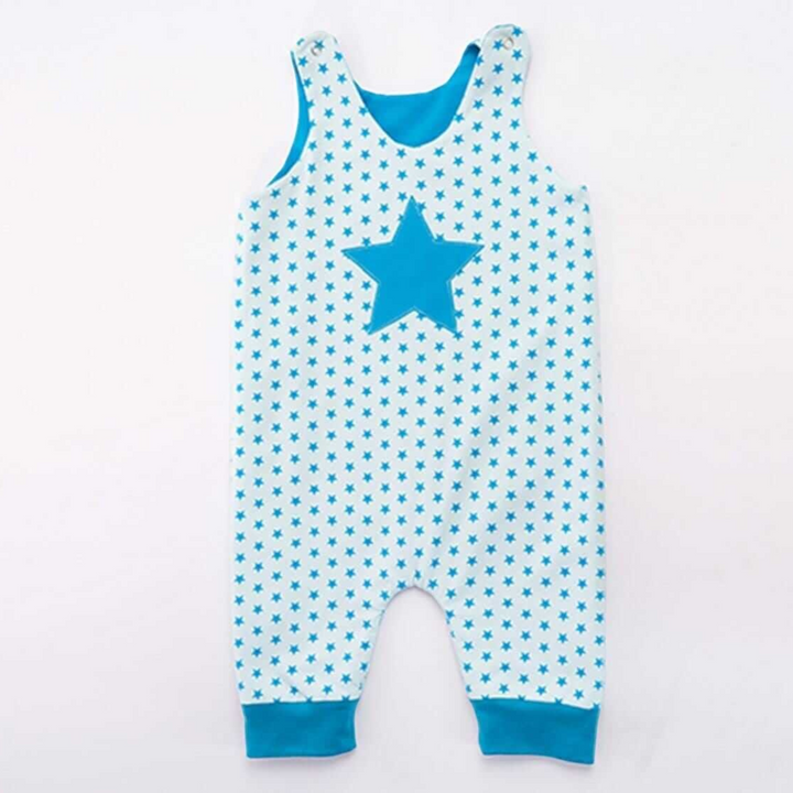 Patternforkids Baby-Wendeoverall Alberto mit blauem Sternenmuster und türkisen Bündchen aus weichem Jersey