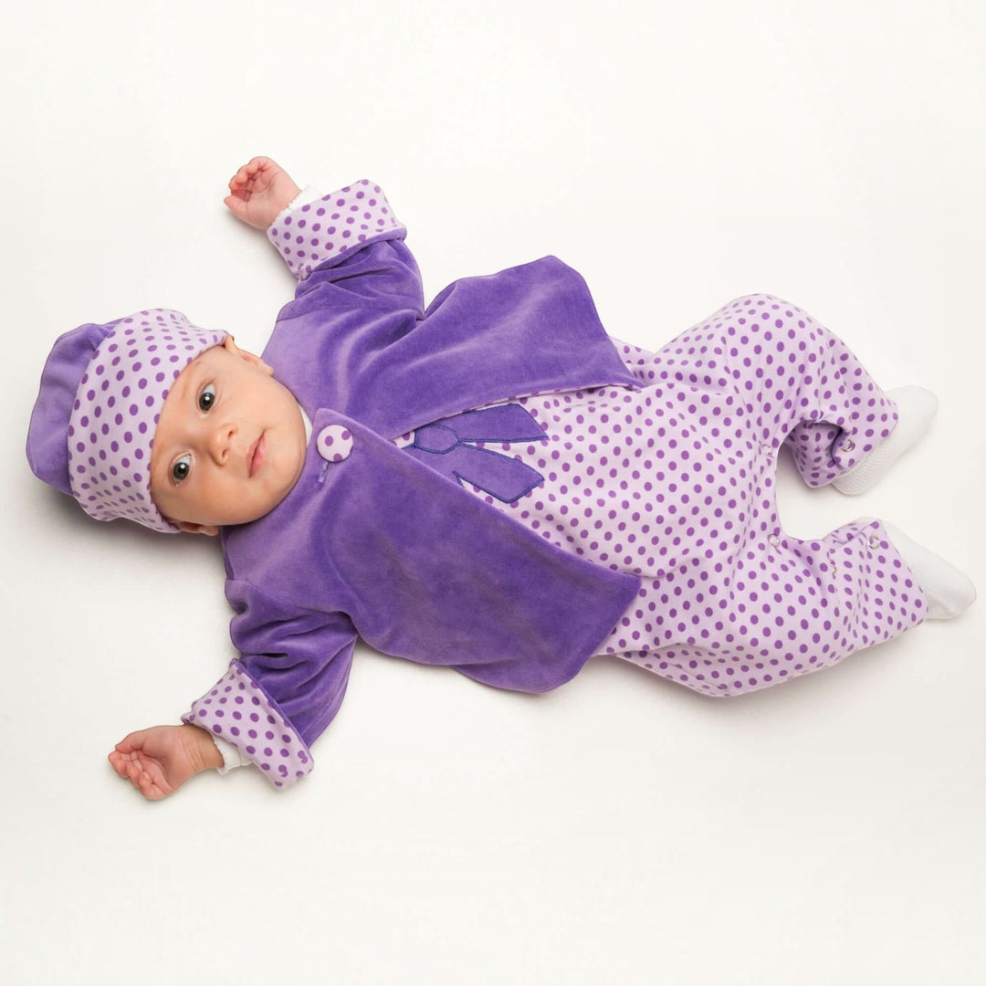 Patternforkids Babyjacke FILIPPA aus lila Nicki-Stoff mit passender Mütze und gepunktetem Strampler