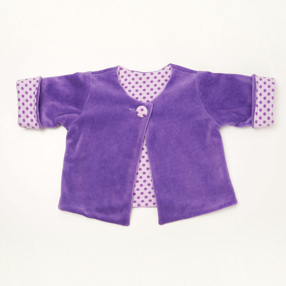 Patternforkids Babyjacke FILIPPA aus lila Nickistoff mit gepunktetem Futter und praktischen Armumschlägen