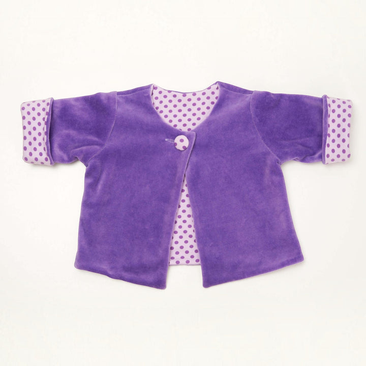 Patternforkids Babyjacke FILIPPA aus lila Nickistoff mit gepunktetem Futter und praktischen Armumschlägen