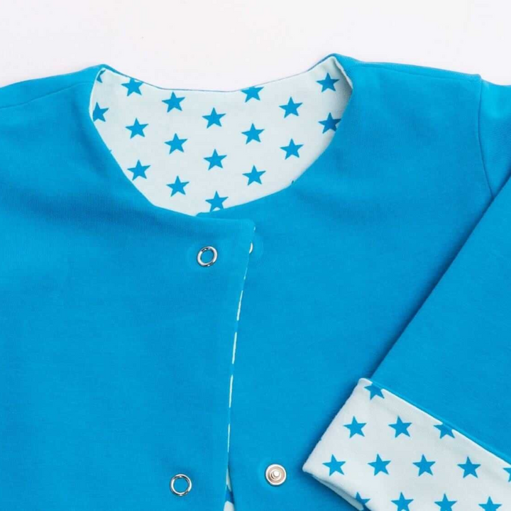 Patternforkids Babyjacke Flavio in Blau mit Sternenmuster-Futter und Druckknöpfen als PDF-Schnittmuster