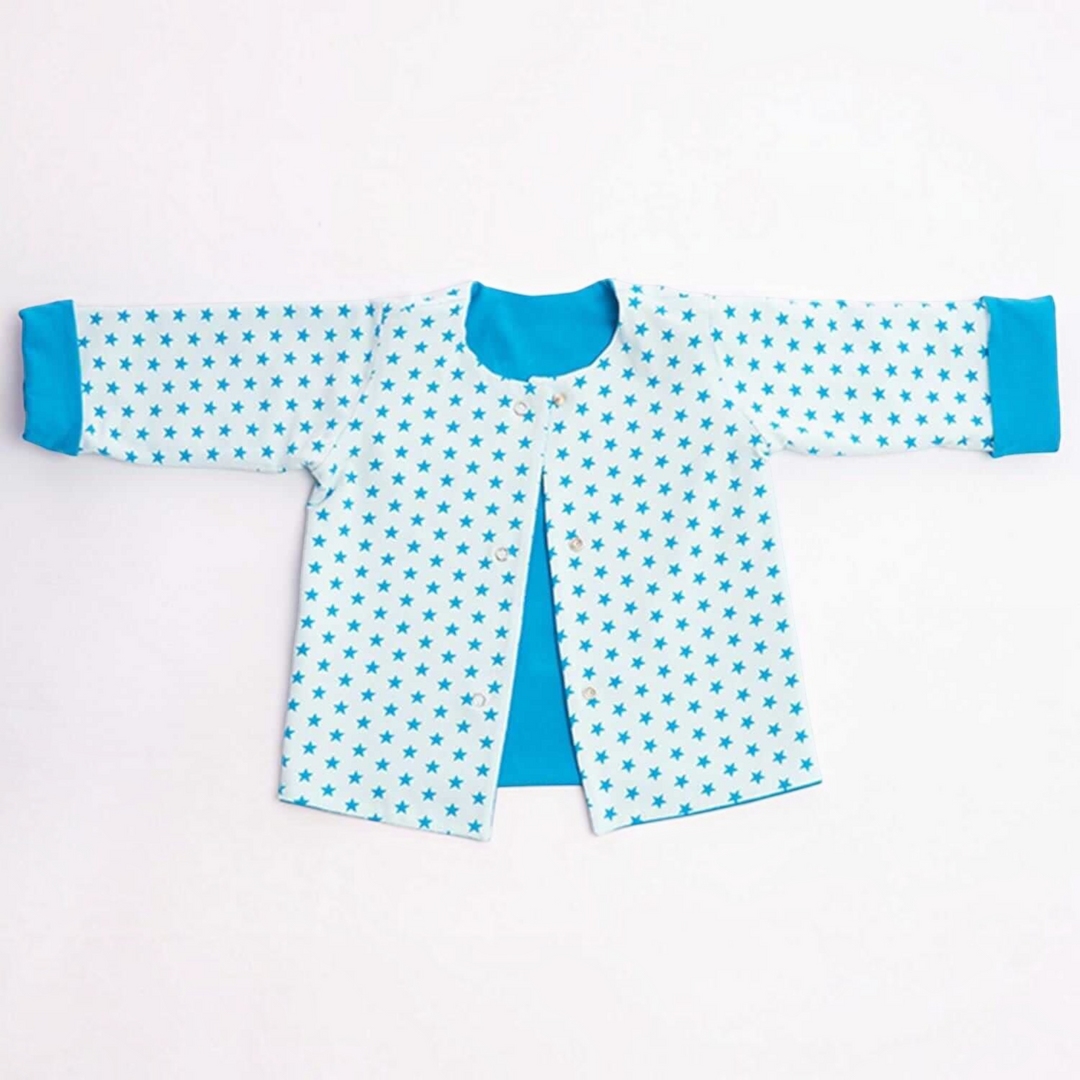 Patternforkids Babyjacke Flavio mit blauem Sternenmuster aus weichem Jersey, wendbar und mit langen Ärmeln