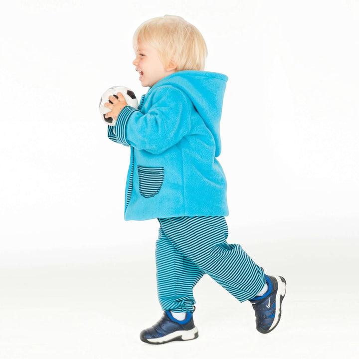 Patternforkids Babyjacke Toretto in leuchtendem Blau mit Zipfelkapuze und gestreiften Details an einem Kleinkind