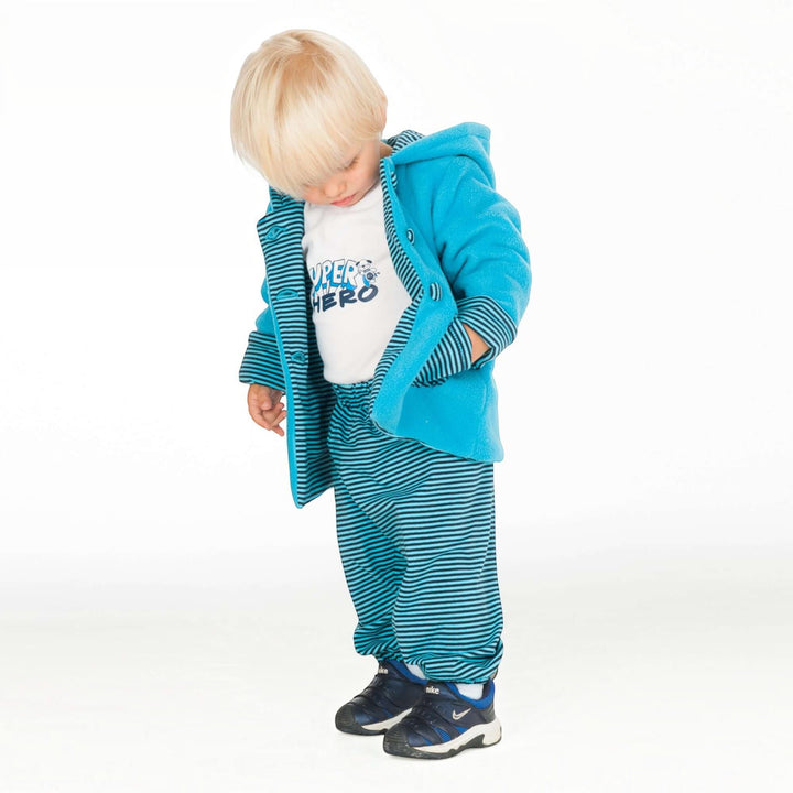 Patternforkids Babyjacke Toretto aus blauem Fleece mit Zipfelkapuze an einem blonden Kleinkind
