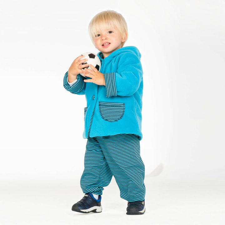 Kleinkind trägt eine hellblaue Fleecejacke mit Zipfelkapuze aus dem Patternforkids Schnittmuster TORETTO