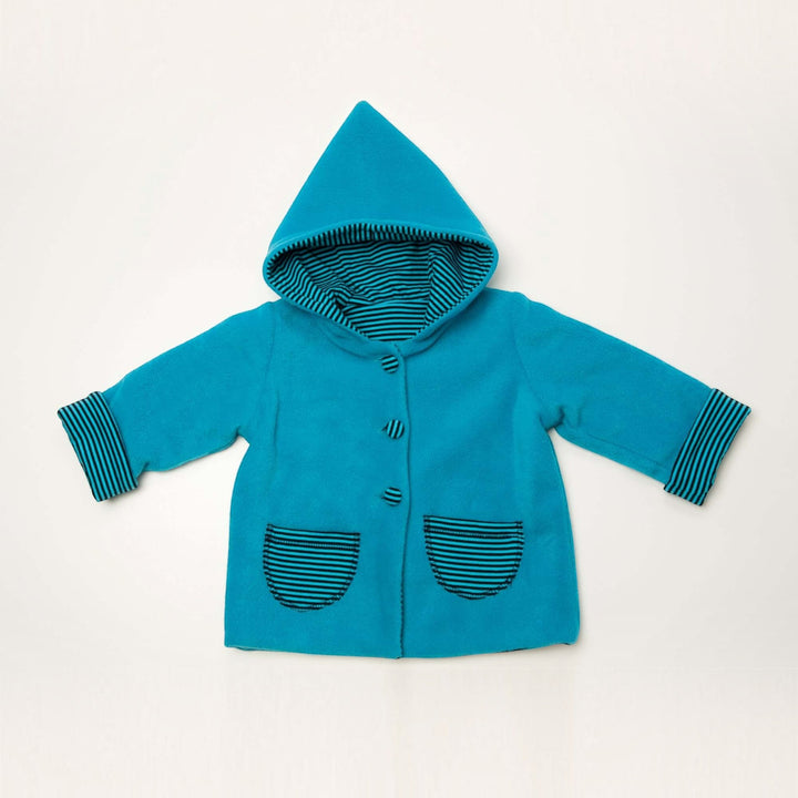 Patternforkids Babyjacke Toretto aus blauem Fleece mit gestreiftem Innenfutter, Zipfelkapuze und aufgesetzten Taschen