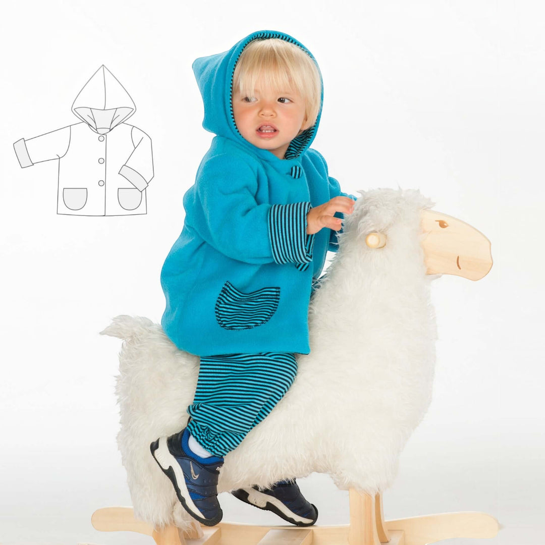 Patternforkids Babyjacke Toretto aus blauem Fleece mit Zipfelkapuze und gestreiften Details auf einem Schaukelpferd