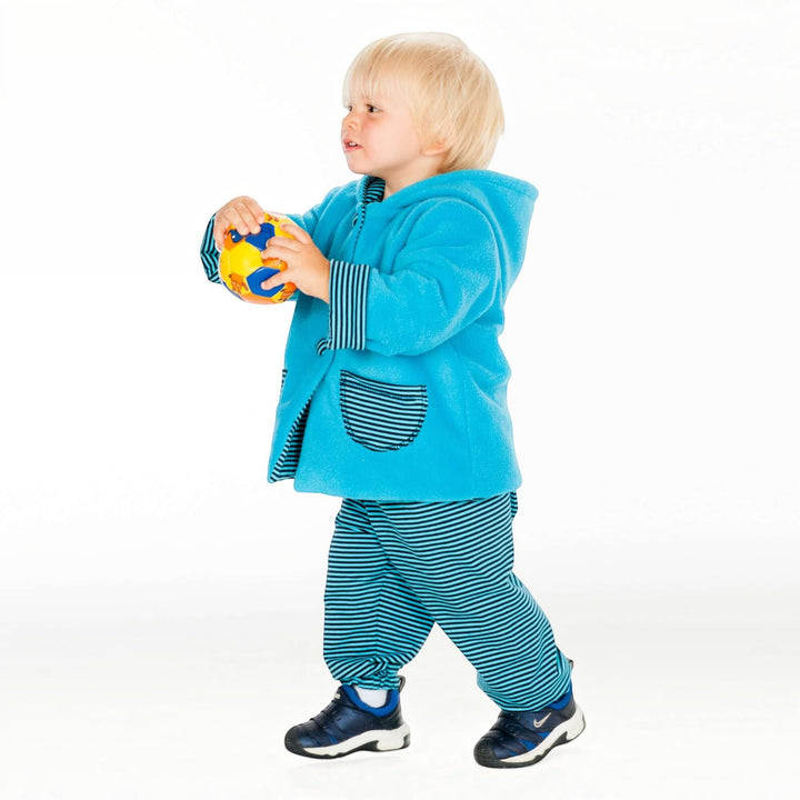 Patternforkids Babyjacke Toretto aus blauem Fleece mit Zipfelkapuze und gestreiften Details an einem Kleinkind