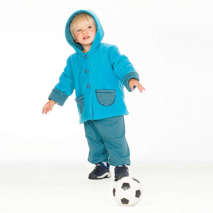 Patternforkids Babyjacke Toretto in Türkis mit Zipfelkapuze und gestreiftem Futter an einem Kleinkind mit Fußball