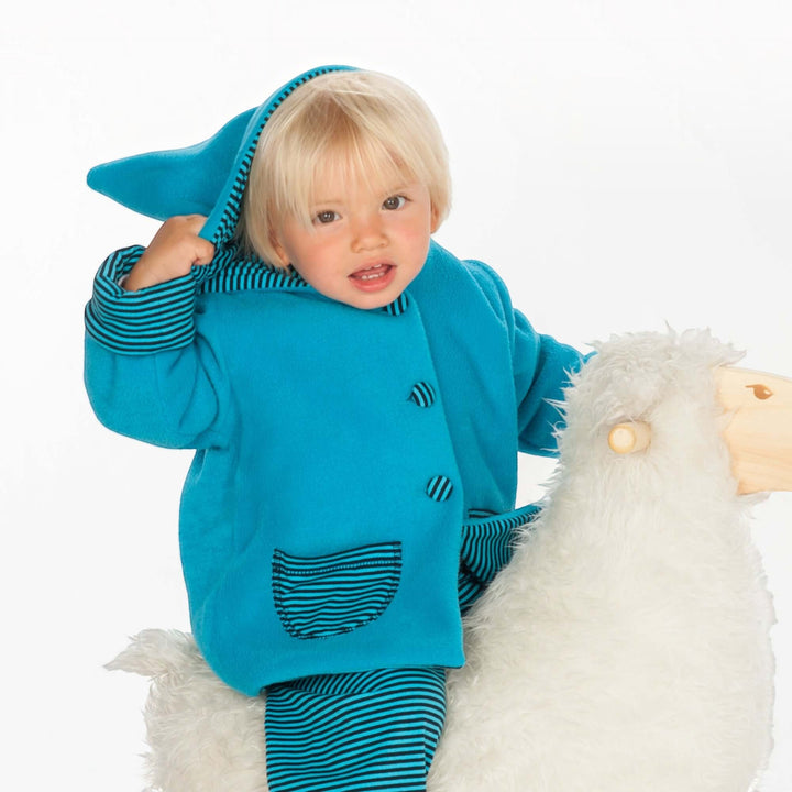Patternforkids Babyjacke Toretto in Türkis mit Zipfelkapuze und gestreiften Details, getragen von einem Kleinkind