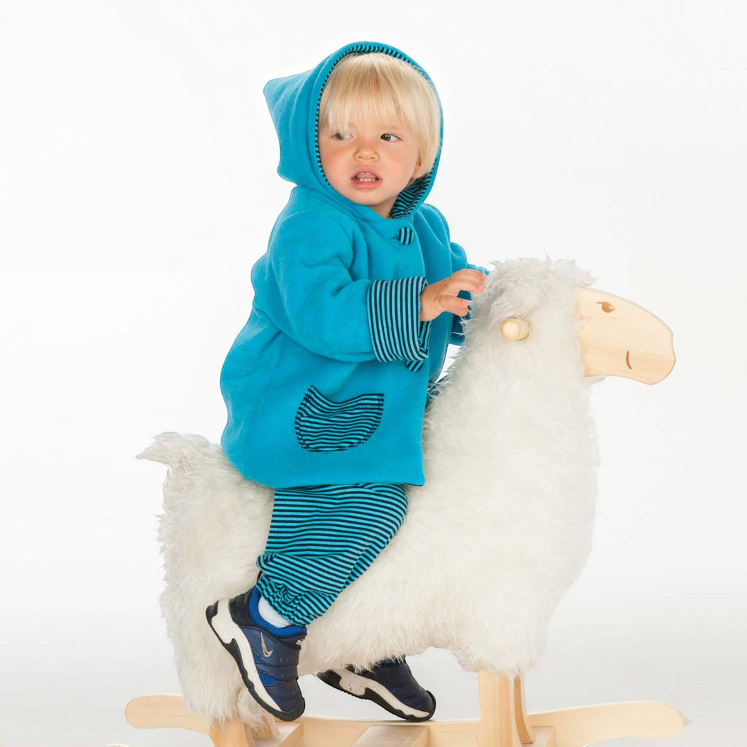 Patternforkids Babyjacke Toretto aus blauem Fleece mit Zipfelkapuze und gestreiften Details auf einem Schaukel-Schaf
