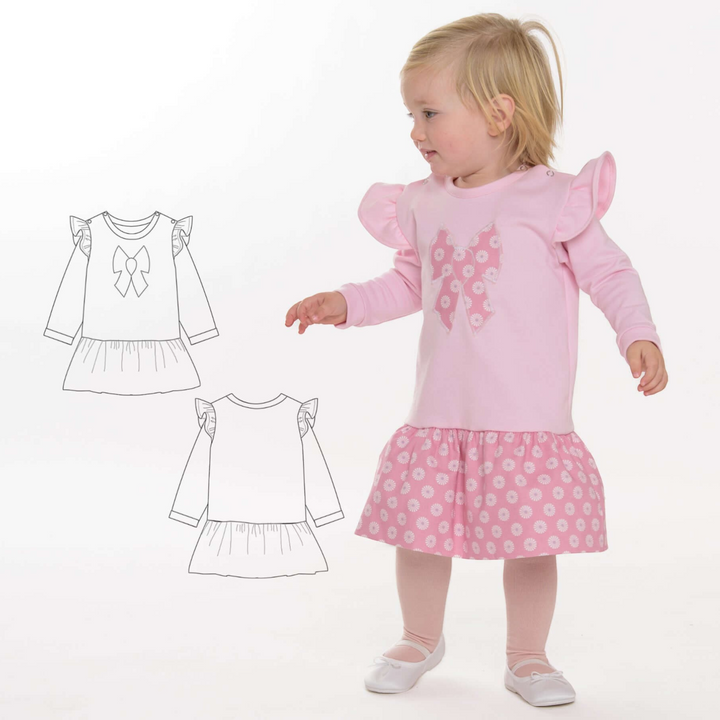 Patternforkids Schnittmuster SOPHIE: Rosa Babykleid mit Rüschen und Schleifen-Applikation, getragen von einem Kleinkind.