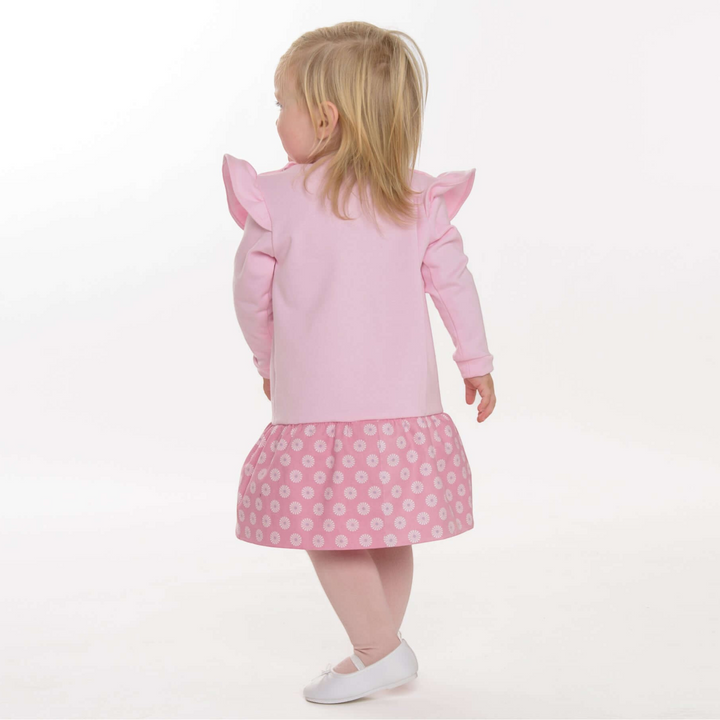 Patternforkids Schnittmuster SOPHIE: Rosa Babykleid mit Rüschen an den Schultern und weißem Gänseblümchen-Muster