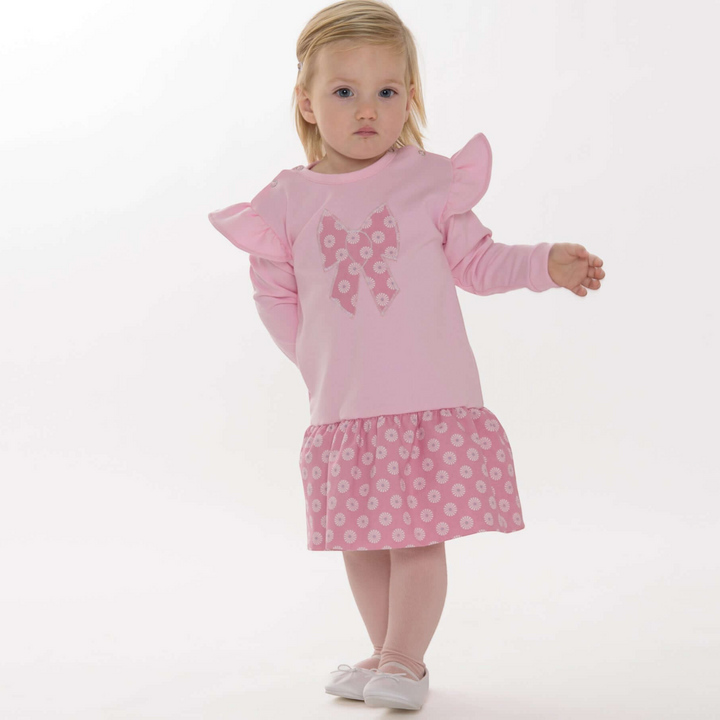 Patternforkids Schnittmuster SOPHIE: Rosa Babykleid mit Rüschenärmeln, Schleifen-Applikation und geblümtem Rockteil