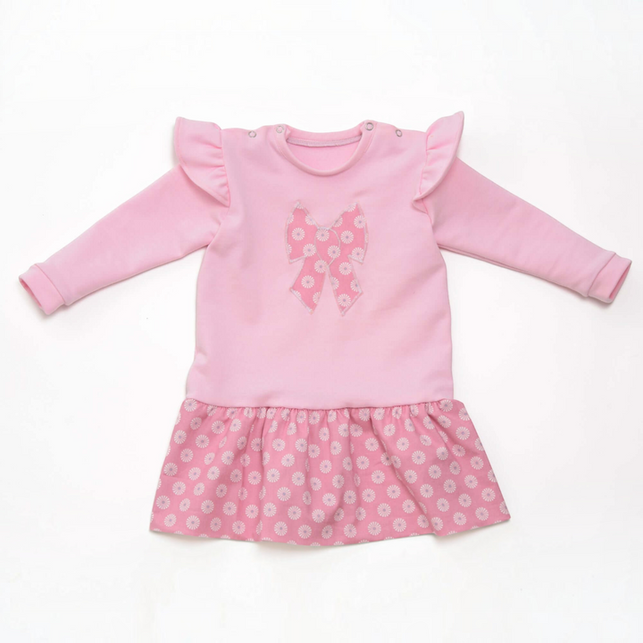 Patternforkids Babykleid Sophie in Rosa mit Rüschen an den Schultern und gemustertem Rockteil mit Schleifen-Applikation