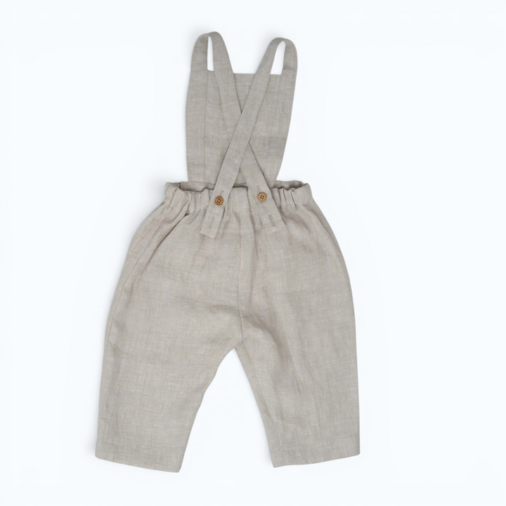 Patternforkids beige Latzhose aus Leinen mit gekreuzten Trägern und Holzknöpfen für Kleinkinder