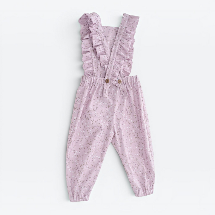 Patternforkids Daisy Latzhose für Mädchen in zartem Rosa mit Blumenmuster, Rüschen an den Trägern und gekreuztem Rücken