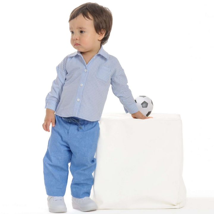 Patternforkids Schnittmuster Tom Noah Set mit hellblauem kariertem Hemd und blauer Hose an einem Kleinkind