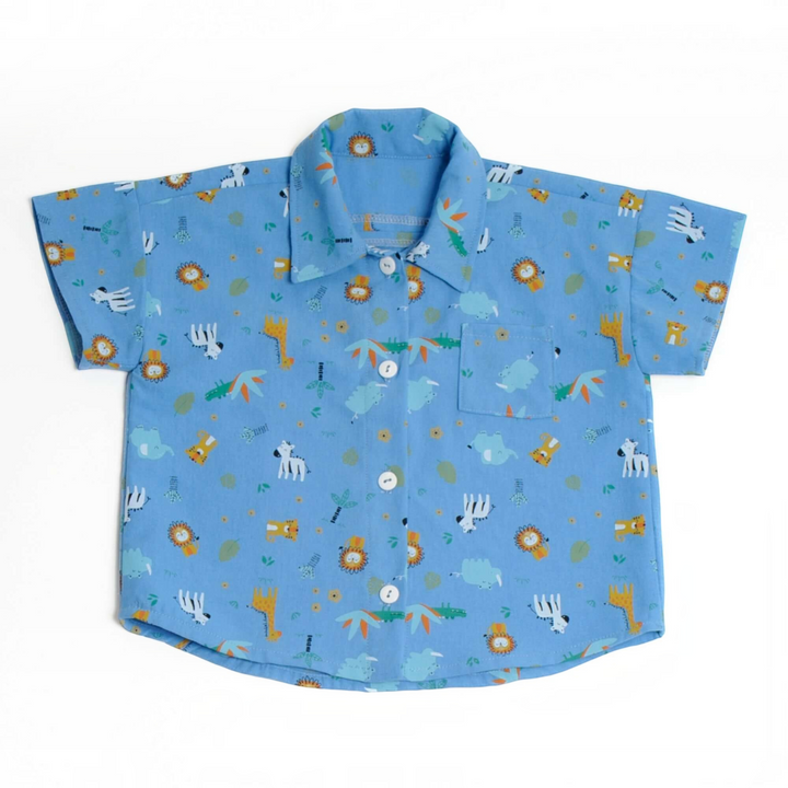 Patternforkids Kurzarm-Kinderhemd TOM aus blauem Baumwollstoff mit buntem Dschungeltier-Muster und Brusttasche